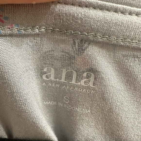 a.n.a. A New Approach Cold Shoulder Grey Floral Flowy Stretch Top EUC S/M - Picture 5 of 6
